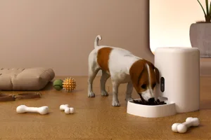 automatische voerbak kat action in woonkamer