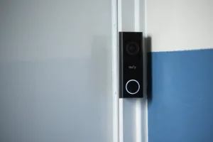 Eufy C30 naast voordeur