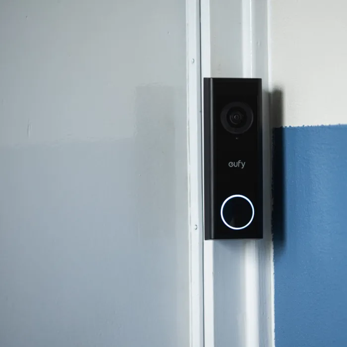 Eufy C30 naast voordeur