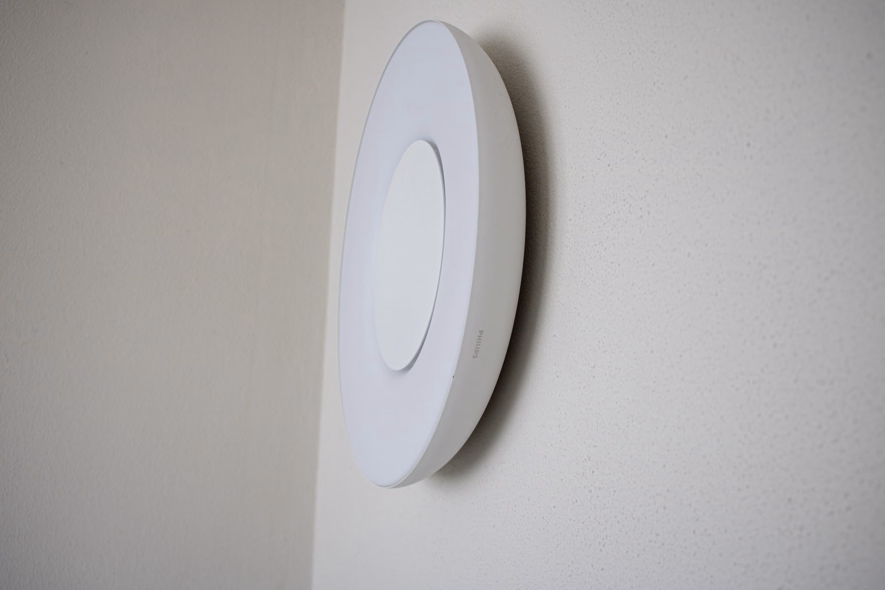 philips hue plafondlamp aan muur